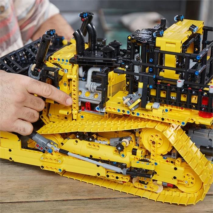 LEGO Technic Cat D11T Budozer 42131
